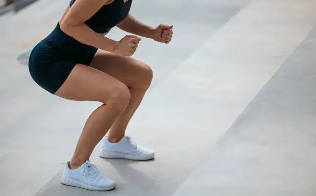 Tonifica glúteos y piernas.