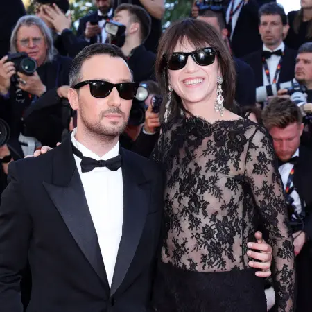 Charlotte Gainsbourg y Anthony Vaccarello en la alfombra roja de Emilia Perez en el Festival de Cannes.