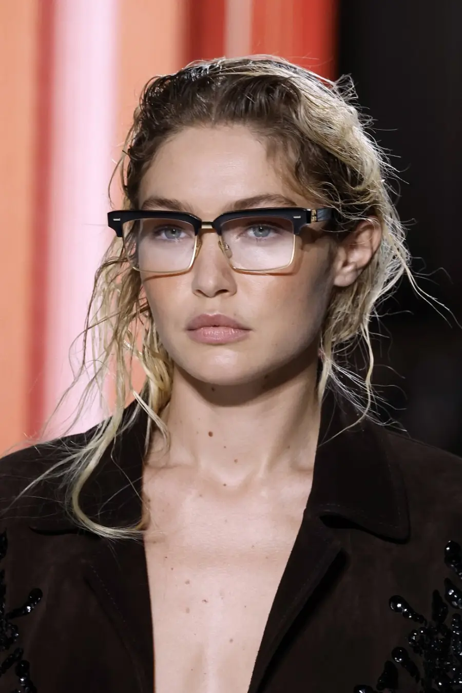 Gigi Hadid en el desfile de Miu Miu primavera/verano 2024. Foto por estrop/getty images