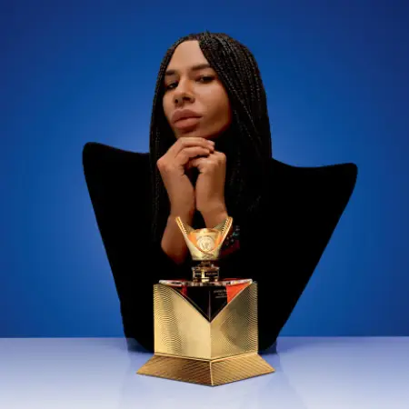 El aclamado director creativo francés olivier rousteing con una de las mezclas couture expression de johnnie walker.
