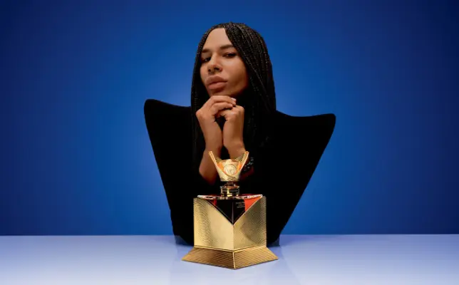 El aclamado director creativo francés olivier rousteing con una de las mezclas couture expression de johnnie walker.