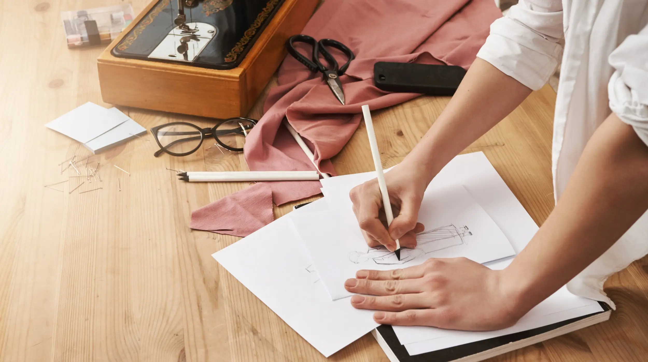 mujer-tomando-notas-en-el-cuaderno
