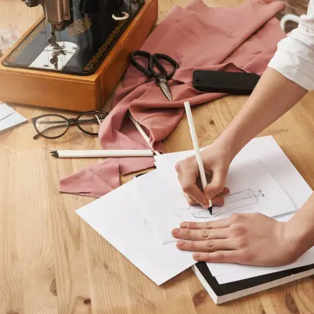 mujer-tomando-notas-en-el-cuaderno