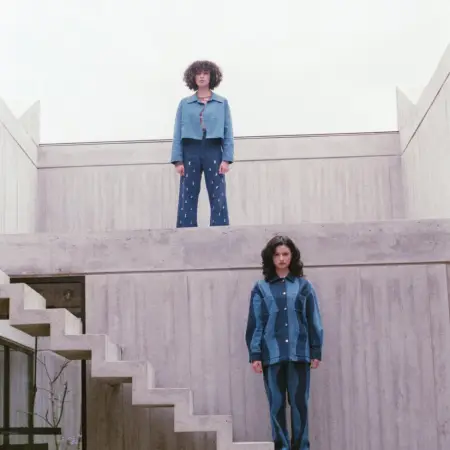 La nueva línea de Isabel Pérez trae denim, curvas e historias