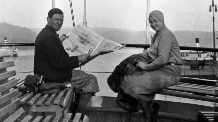 Aino y Alvar Aalto en el lago Vierwaldstattersee en Suiza (1920s). 