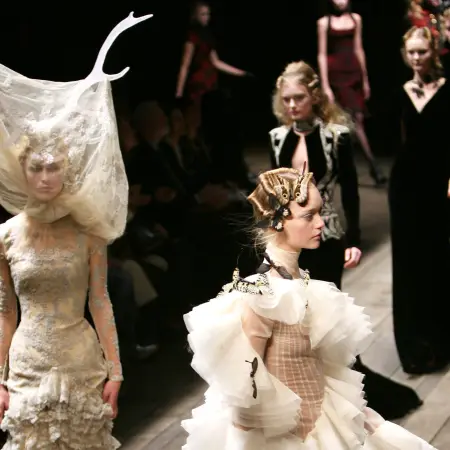 paris-fashion-week---autumnwinter-2006---ready-to-wear---alexander-mcqueen---runway-and-front-row-11