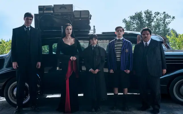 Familia Addams en la segunda temporada de Merlina.