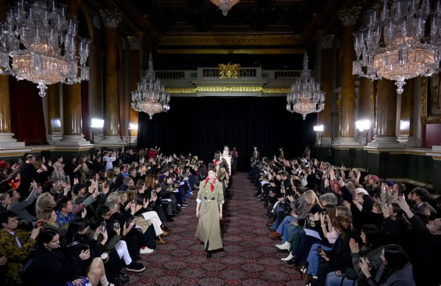 Simone Rocha Runway en LFW de febrero 2025