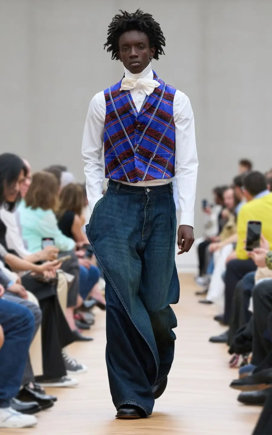 Spring 2026 Dior men’s show por Jonathan Anderson. LAUNCHMETRICS SPOTLIGHT.