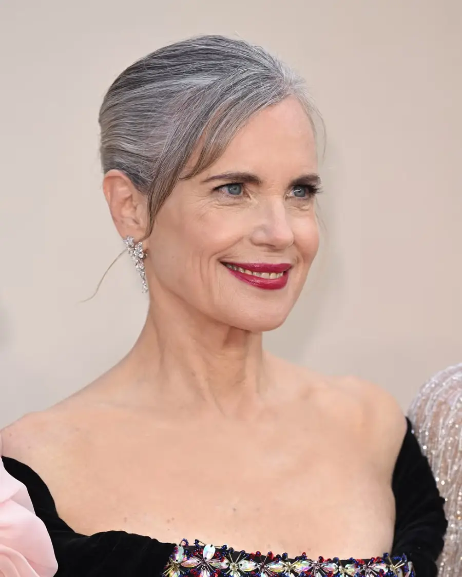 elizabeth-mcgovern-attends-the-world-premiere-of-downton-news-photo-1760116288