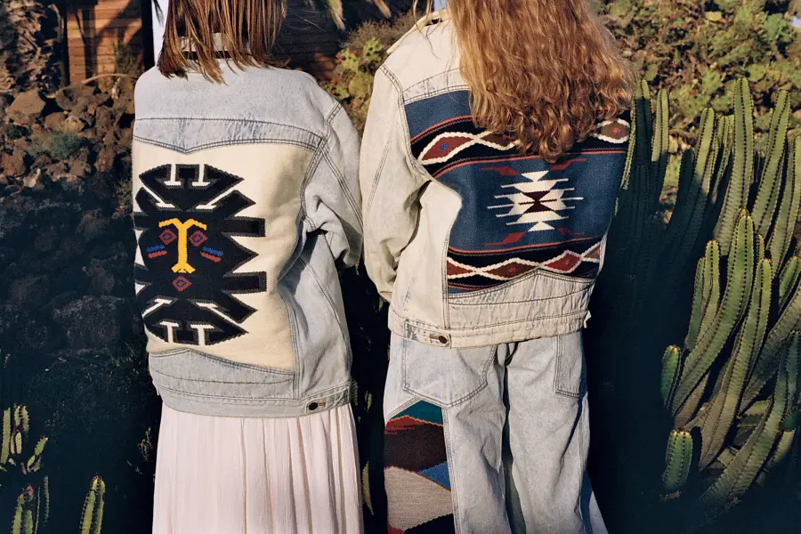 Dos modelos de chompas de Yemalla Studio