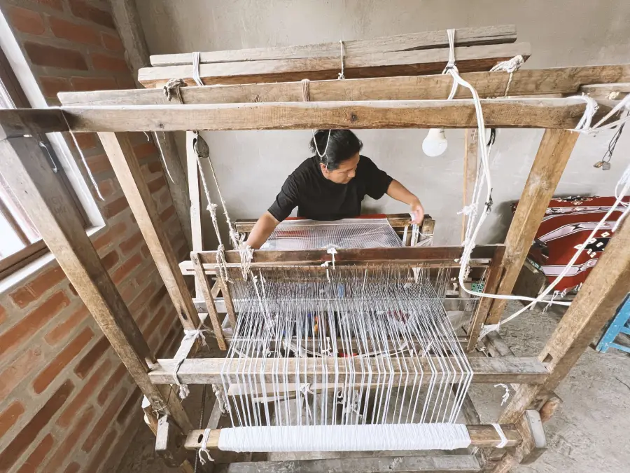 Don Jorge en su telar, creando los tapices, en Otavalo