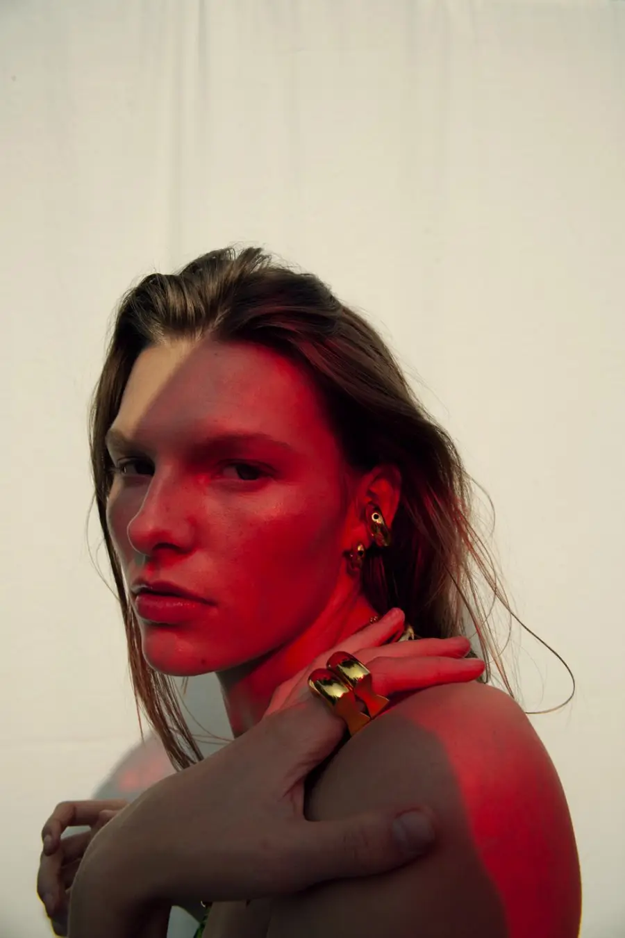 Mini hoops earrings. Cortesía Paula Mendoza