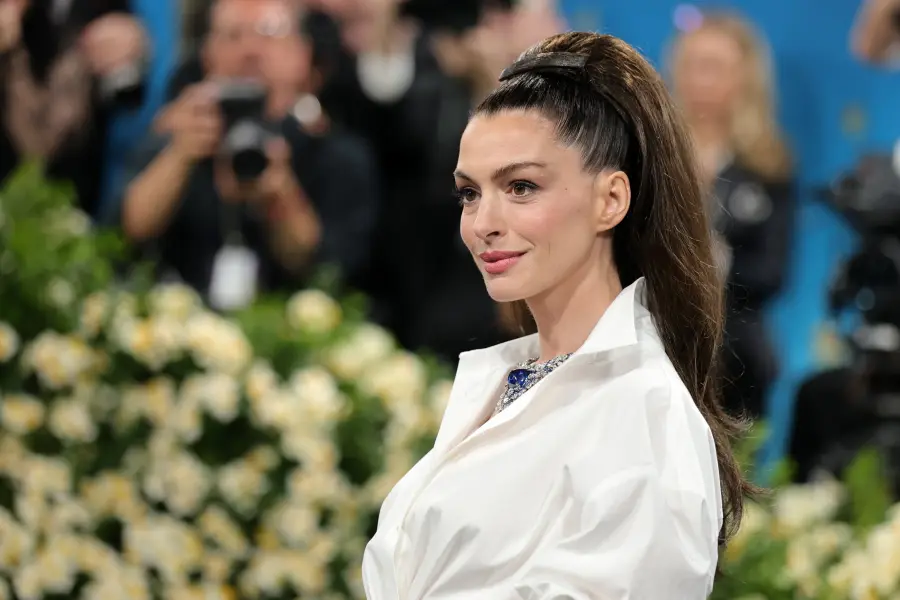 Anne Hathaway en el Met Gala 2025. Dia Dipasupil. Getty Images.