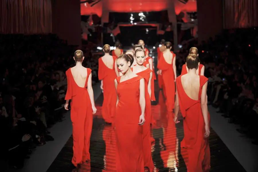 Modelos desfilan por la pasarela durante el Valentino Fashion Show, en 2008 de París.