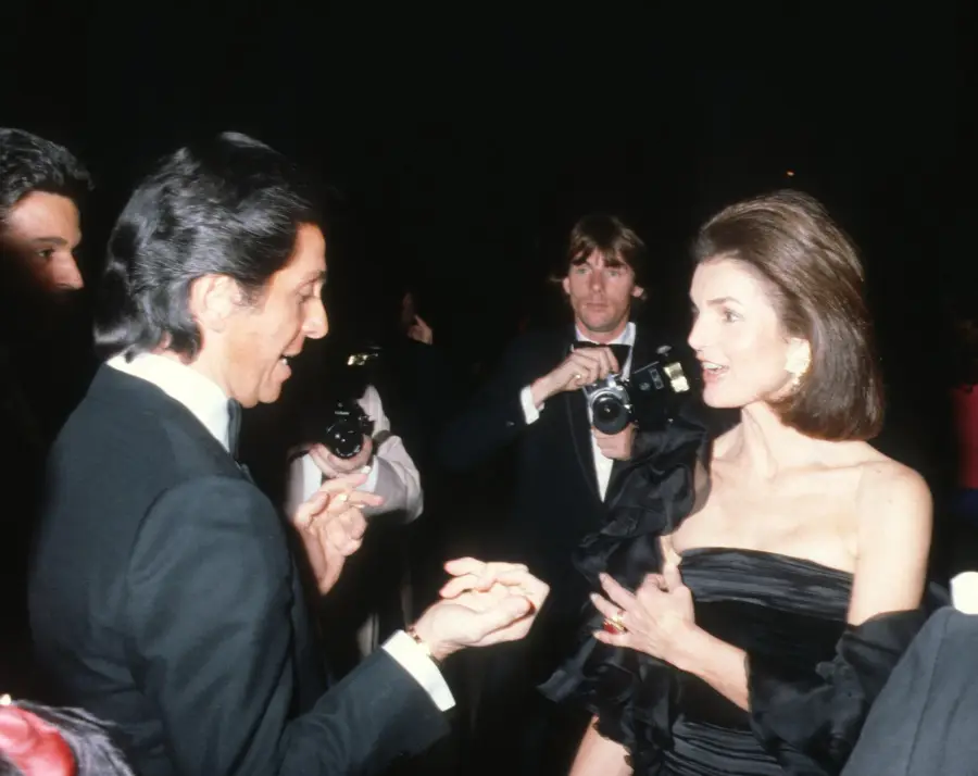 Valentino y Jacqueline Kennedy Onassis asisten a la exposición de vestuario “Hapsburg Era Fashions” en Nueva York, en 1979.