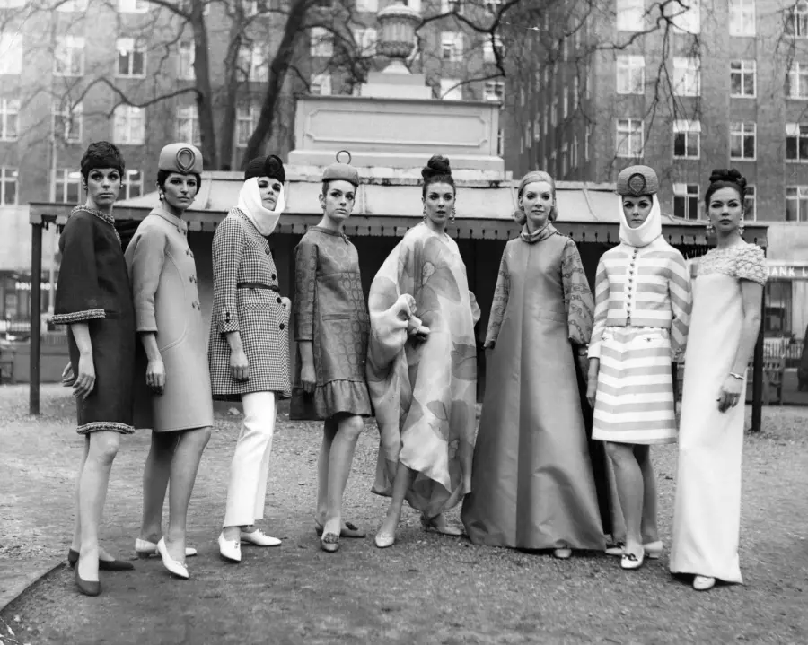 30 de enero de 1967. Modelos lucen prendas del diseñador italiano Valentino para Annabel’s of London, en Berkeley Square.