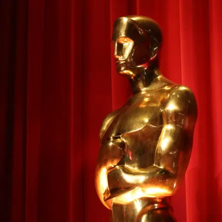 Las estatuillas del Oscar adornan el escenario antes del inicio del anuncio de las nominaciones a la 98.ª edición. Getty Images. 