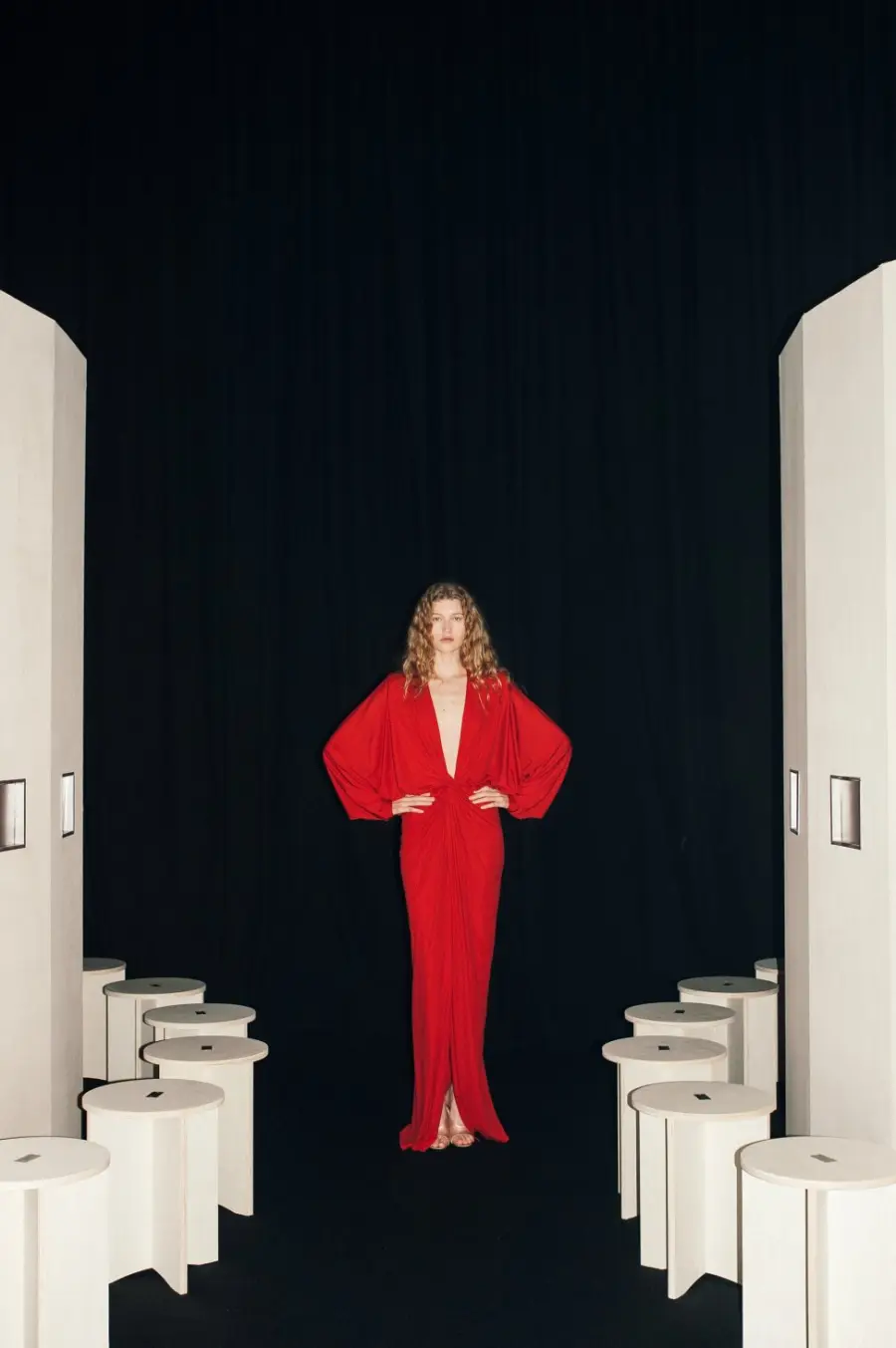 Entre bastidores del desfile de Valentino, como parte de Haute Couture primavera-verano 2026. WWD/WWD vía Getty Images.