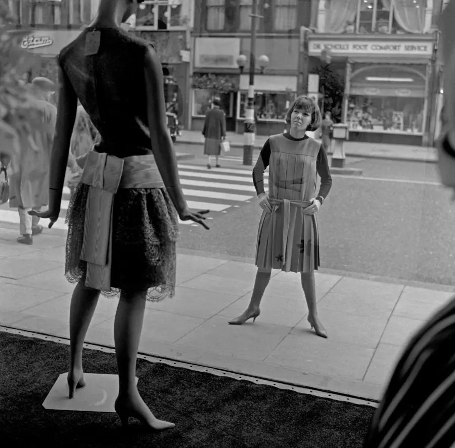 Mary Quant fuera de su tienda Bazaar. Mirrorpix, Getty Images.