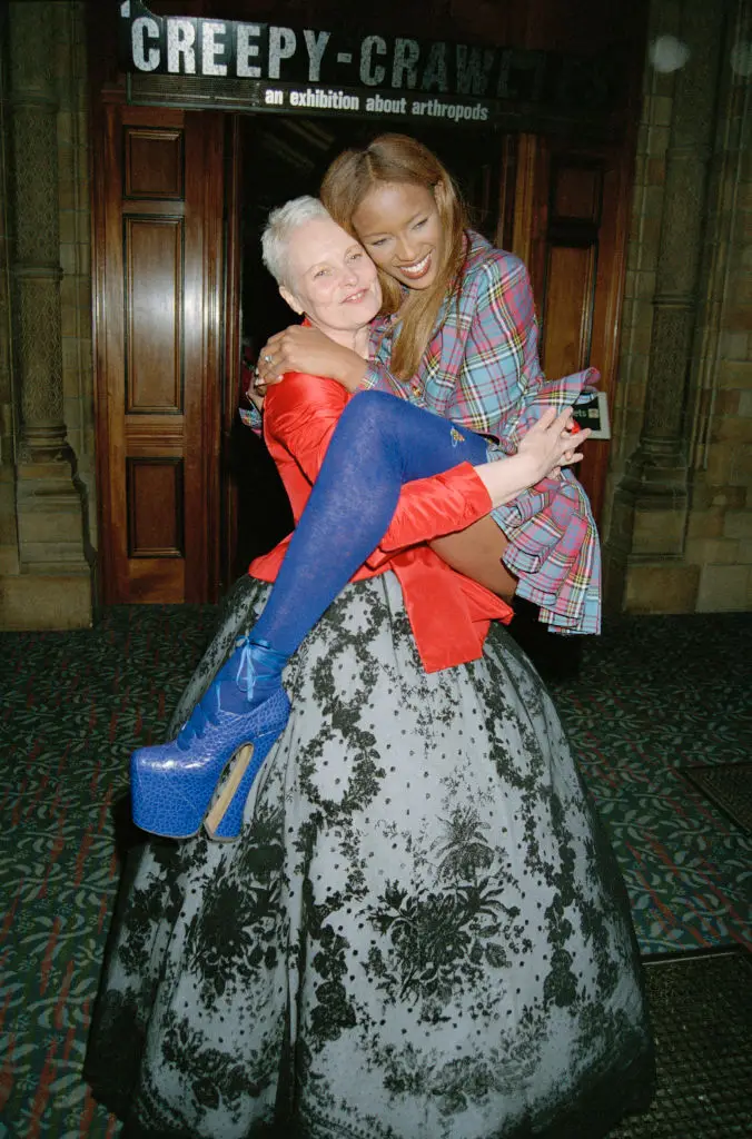 Naomi Campbell y Vivienne Westwood asisten a los premios Designer of the Year durante la London Fashion Week. Getty Images.
