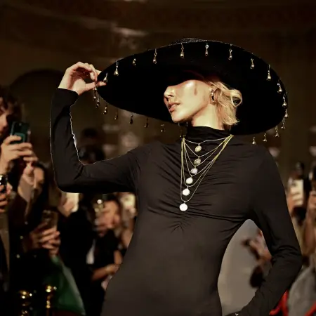 Fashion Crossover London Presents: The World Gallery, en el marco de la London Fashion Week 2025. Nicky J Sims. Getty Images.