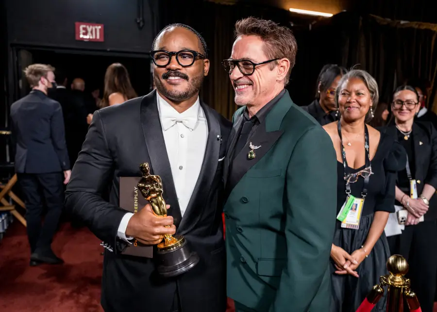 El actor Robert Downey Jr. junto a Ryan Coogler, ganador del Óscar a mejor guion por Sinners. 