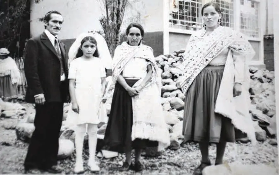 Uso de los paños como parte de la vestimenta tradicional - Instituto Nacional de Patrimonio Cultural