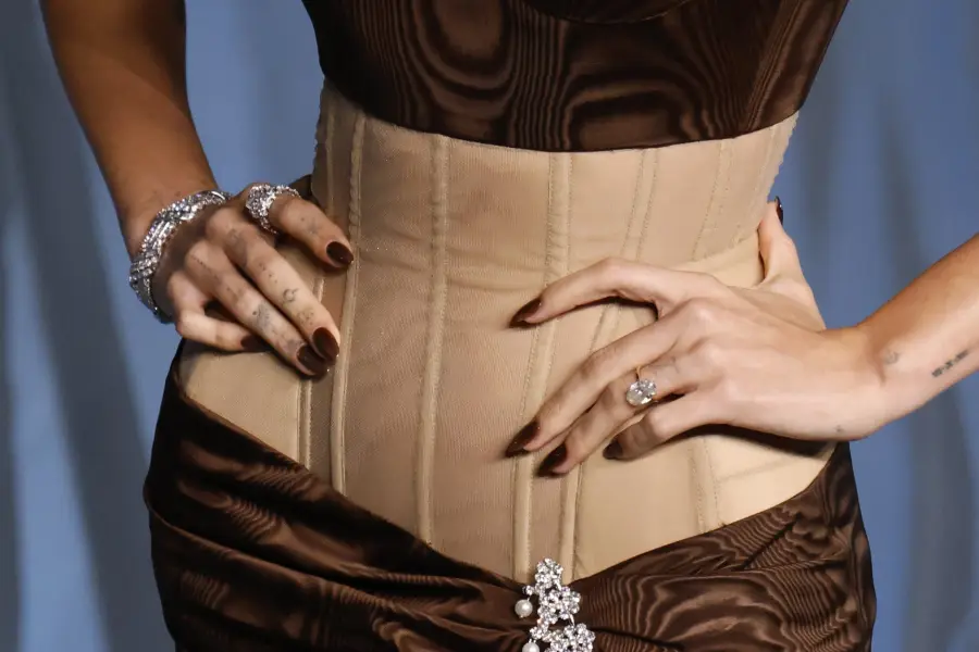 Anillo de Hailey Bieber. Getty Images.