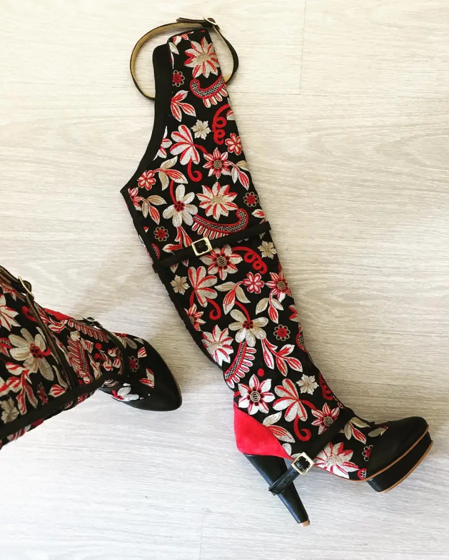 Valeria BAZANTE. Zapatos rojos.