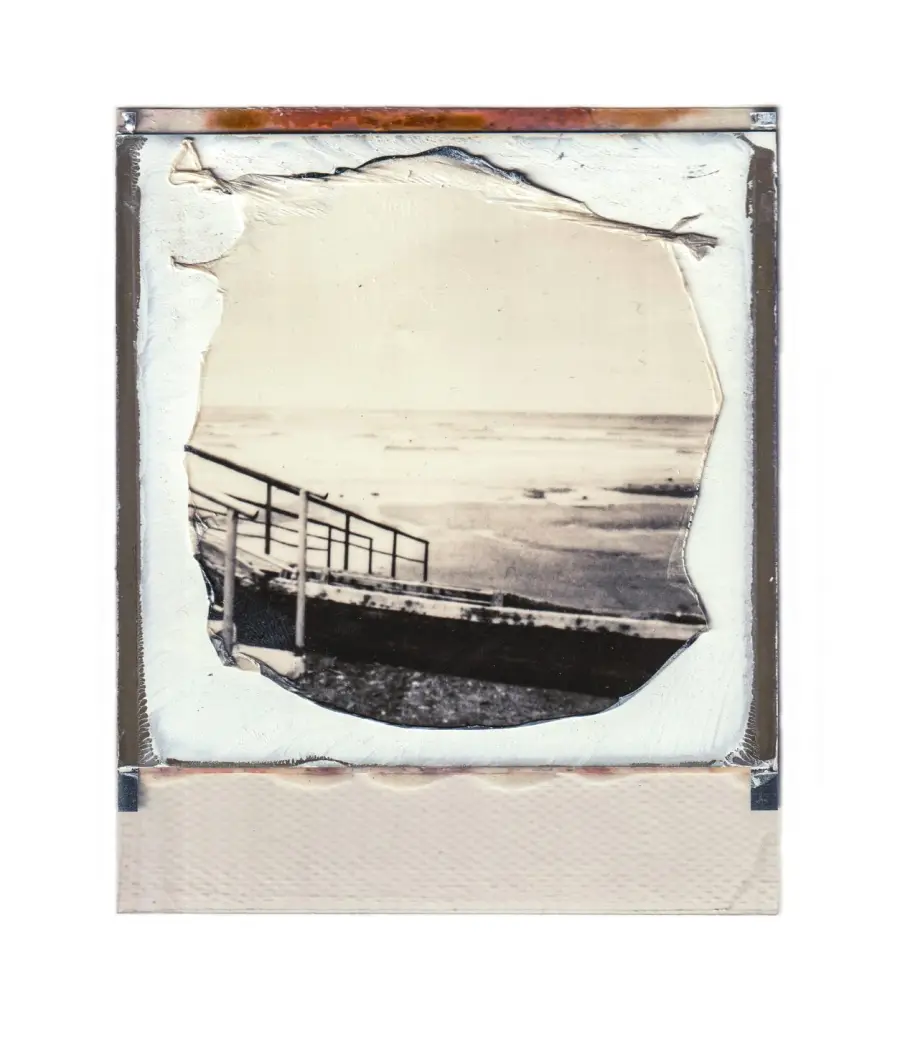 PEÑAFIEL. Décollages (Esmeraldas, Ecuador), 2023. Polaroid, 107 x 88 mm.