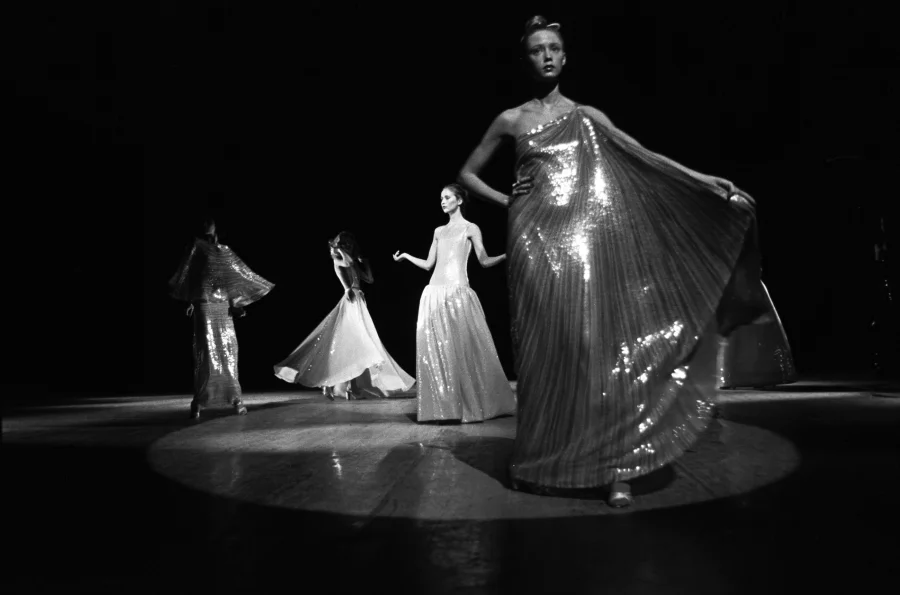 Fotografía: Cortesía Penske Media, Getty Images - Models in costume stand onstage during the fashion show to benefit the restoration of the Chateau of Versailles, five American designers matching tale