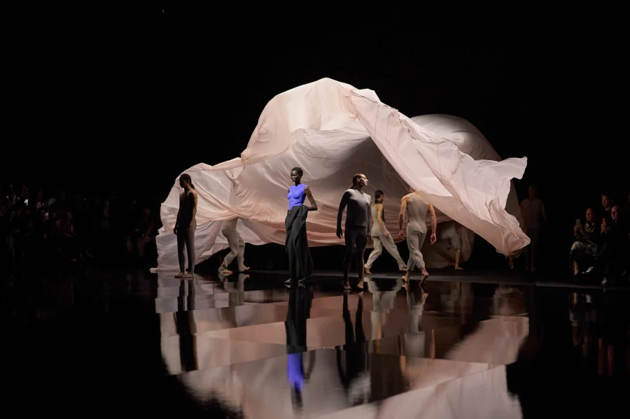 Issey Miyake SS27 - Photo: Andrea Adriani / Gorunway