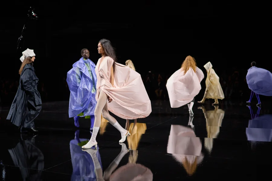 Issey Miyake SS27 - Photo: Andrea Adriani / Gorunway